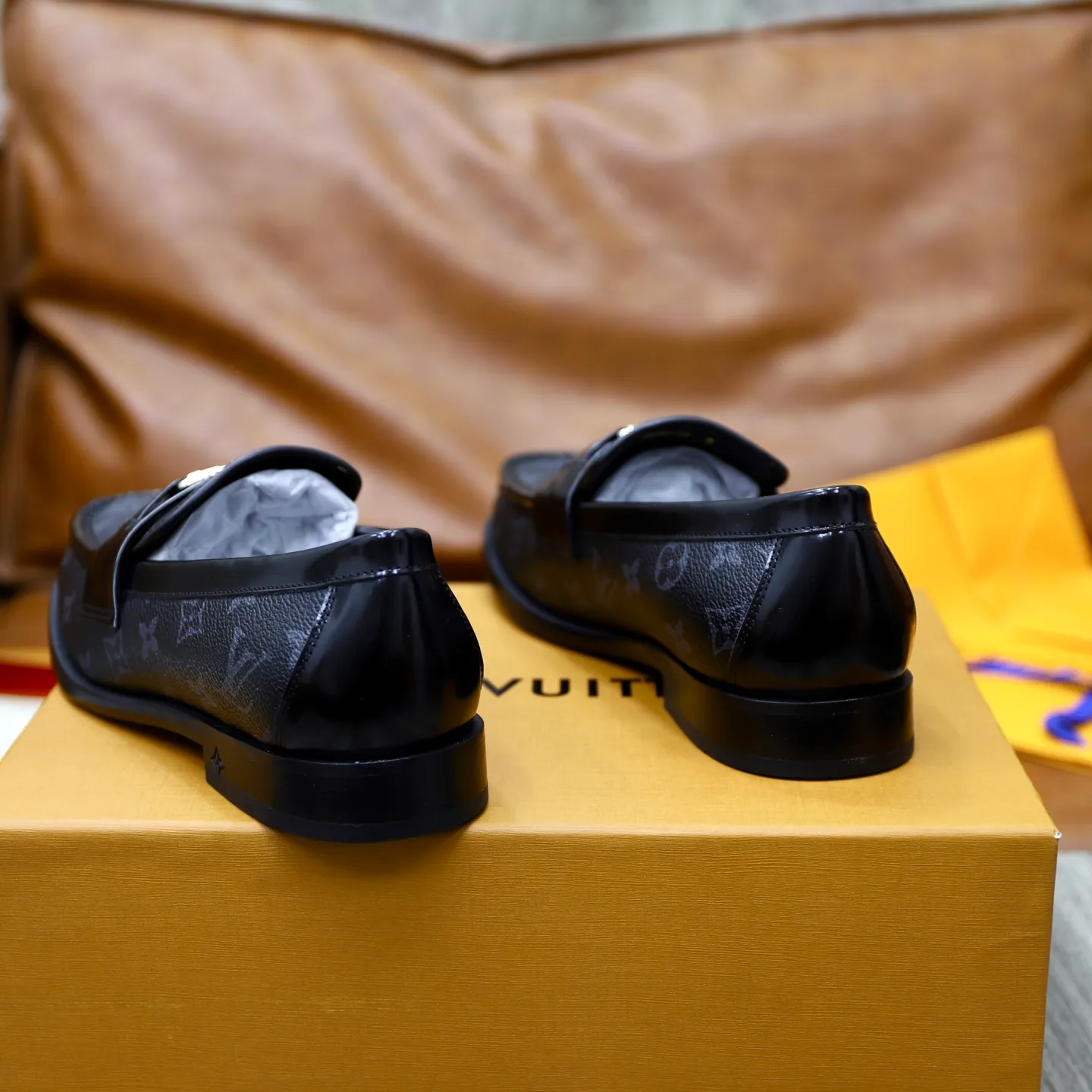Men's shoes 💰: 💰900LV Louis Vuitton slip-on loafers, top quality products produced in Dongguan, ready for sale! This LV Glove loafer is made of selected soft cowhide, with a slightly wrinkled leather surface and a very high-end texture. Each pair is unique. The leather surface is light and soft, with a fine texture and good luster. It is a classic loafer style, with exquisite handmade mark stitching on the toe, and a square toe configuration to highlight the classic style. The horizontal band has hot-printed LV three-dimensional letters, semi-solid handcrafts and a genuine leather outsole, and a rubber patch on the heel to create wear-resistant performance and comfort. One of the must-have loafers for men! Comes with full original packaging! Code number: 38-39-40-41-42-43-44 (38, 45, 46 customized) standard leather shoe code